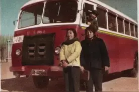 还记得小时候公路上跑的那些客车和货车吗？一起带你穿越回80年代图片