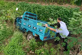 【法政~聚焦】遂平县公安局：三轮车不慎翻沟底 巡逻民警及时救助图片