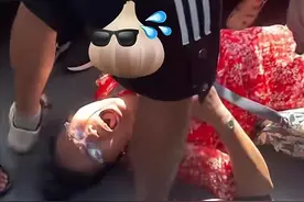 地铁判官！杭州大妈要求女孩给她让座，被路人一顿教育，结局亮了图片