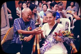 法国老太太苦等初恋55年，83岁如愿嫁给中国大爷，这就是爱情吗？图片