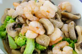 低脂爽口的西兰花菌菇炒虾仁，营养健康，做法很简单好吃！图片
