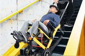 老人上下楼再也不用爬楼梯了！这款爬楼神器，安全方便，还便宜图片