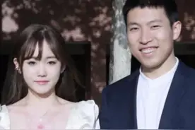 北京一高中举办成人礼，男生女生携手走红毯，颇有明星走秀的样子图片