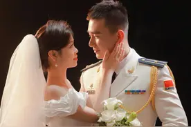 #晒一晒我的全家福# 军装配婚纱别样浪漫图片