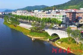 新县：青山绿水靓红城图片