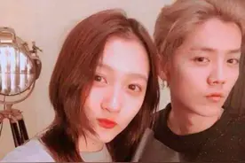 鹿晗关晓彤穿情侣装庆生，送巨大花束引围观，礼物太多助理拿不了图片