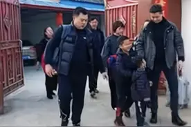 男子喜获女儿激动地手舞足蹈回家，奶奶：3个哥哥才迎来一个妹妹图片