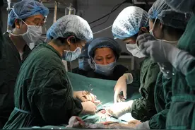 冲上热搜！连体女婴术后14年，“亭亭玉立”图片