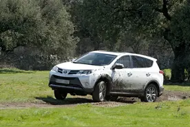 同样的中央差速器，为什么有的叫全时四驱，有的叫适时四驱？图片