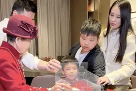 心疼！安迪和奶奶团聚，被黄圣依严肃推开惹争议，安迪抱奶奶哭泣图片