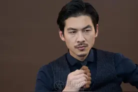一位男人失业了，为此被妻子嫌弃，夫妻经常吵架，甚至...图片