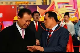 名下房产2714套，光房产证就重达108斤图片