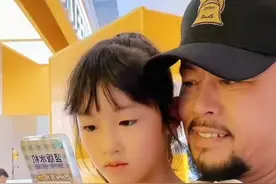 “鲁智深”罕晒女儿，五官精致继承妈妈颜值，父女牵手亲脸好温馨图片