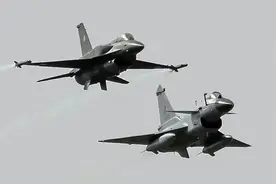 巴铁歼10、F16同框亮相，副油箱炸眼，若有保形油箱实力将更强悍图片