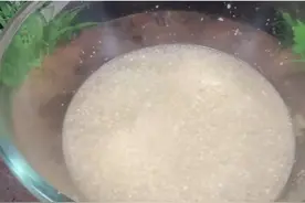 调蒜水时，别忘了这个配料，有了它，怎么调都好吃，还不变色！图片