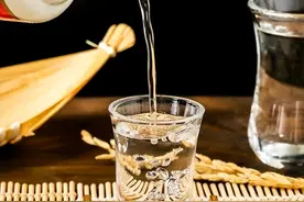 白酒不能随便喝，老酒友手把手教你基本的喝酒小技巧，建议了解图片