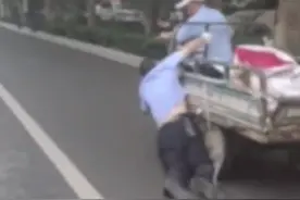 警方通报老人开三轮车拖拽交警：为听力障碍者，民警对其予以谅解图片