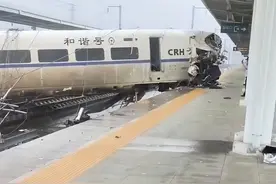 D2809次列车事故亲历者：撞击后有尖叫声，车厢停电，向牺牲司机致谢图片