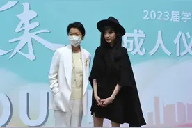 毛阿敏参加爱女成人礼！学霸女儿打仨唇钉，瘦出筷子腿高颜值似妈图片