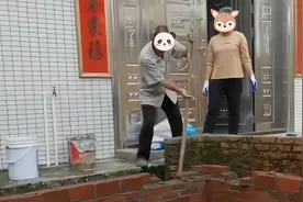 大爷盖房不留过道，邻居盖新房堵门口，大爷再三阻挠直接推墙图片