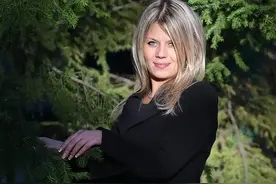 俄国女游客独自在印度旅游，酒店夜里遭遇十多名歹徒，毅然反击！图片