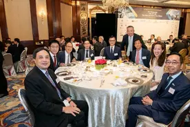 霍启山参加聚会，朱玲玲出席活动，两人最新近照还真是太像了图片