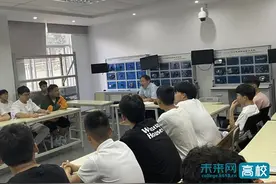 云南交通职业技术学院院长到汽车与机电工程学院与学生座谈图片