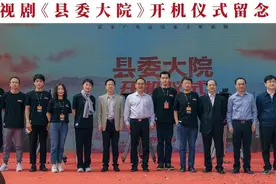 胡歌到农村拍戏近照曝光，脸色憔悴又瘦一圈，现场简陋盒饭可口图片