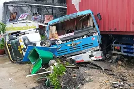 柬埔寨西港两辆集装箱车失控冲入民宅图片