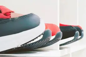 为什么每双足力健老人鞋都的鞋头都是翘着的？图片