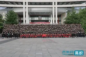 西南交通大学组织2023届本科毕业生拍摄毕业合影图片
