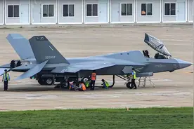 解放军海军宣传片，一架隐形舰载机出现在机场，福建舰终于等到了图片