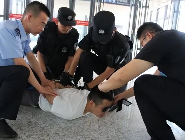24岁男子约45岁大妈开房，偷拍整个过程，大妈：一辈子没脸见人了