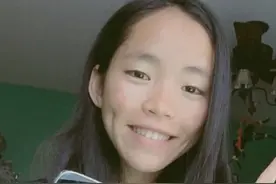 05年，5岁女孩走丢，意外前往美国，13年后与父亲相认，现场泪崩图片