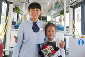 送给妈妈的花——七夕节女儿用自己的零用钱买花送给妈妈图片