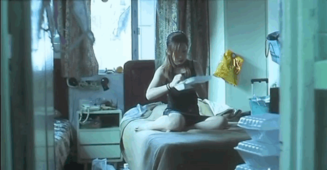 学刀马旦出身，和章子怡梅婷是同学，处女作成禁片，她却拿了影后