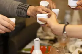 同事邀请饭局，回复“我有事不去了”太低级！送你3句高情商回复图片