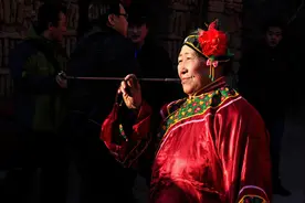 东北60岁漂亮大妈相亲，看不上月薪8000的老头，声称：他太老了图片