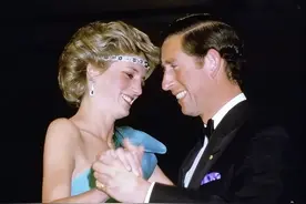 41年前，戴安娜晒日光浴，把美腿翘在查尔斯身上，小孕妇也被爱过图片