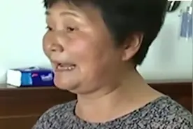 浙江大妈装空调打两个孔，十分钟收取800元，邻居：我们90一个图片