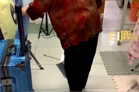 8旬奶奶送19岁孙女上学帮打扫寝室，孙女回应：奶奶想看我的学校，帮拿行李，进宿舍就打扫，有些心酸图片