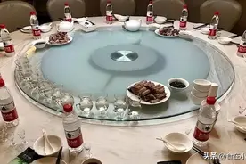 酒桌喝酒常放一瓶矿泉水，外行人不懂玄机，内行人：这才是会喝酒图片