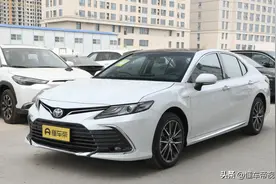 新车｜20.98万元起 价格/配置表现如何？2023款凯美瑞双擎到店实拍图片