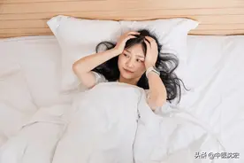 为啥半夜总是自然醒？是这两处堵了，两个小方子，让你一觉到天亮图片