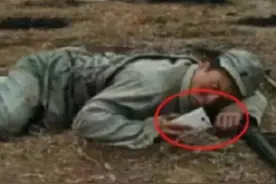 洒枸杞假装喷血、演尸体玩手机，这些穿帮镜头好敷衍，个个离谱图片