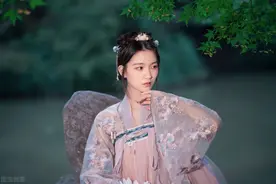 约会时，搂搂抱抱已经过时了，女人更爱男人这3个动作图片