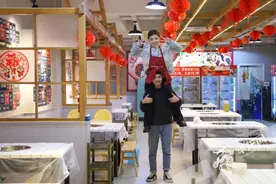 情侣创业男友常扛女友“骑马马”帮解压 网友：独家宠爱没错了！图片