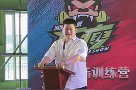 赵本山儿子新店开业大咖云集：刘能上台剪彩，关小平送两卡车白酒图片