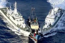 中国南海“碰碰船”为何越来越大？高挂Z字旗，054A导弹海警船？图片