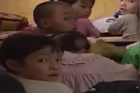 重庆惊现“怪异”女孩，2年的诡异动作，让记者看到后心里直发毛图片